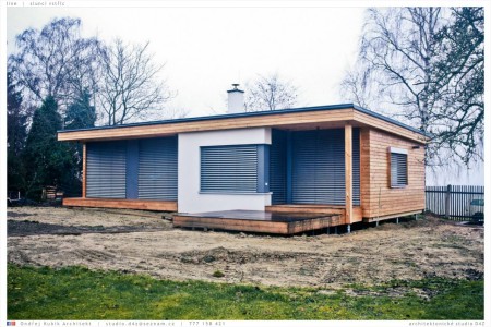 LINE - SLUNCI VSTŘÍC.  Prosklený pavilon. Povrch žaluzií barevně koresponduje s mezilehlými panely fasády.